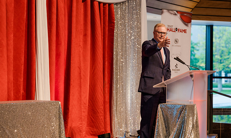 Minnesota Business Partnership outgoing executive director Charlie Weaver gives an acceptance speech.