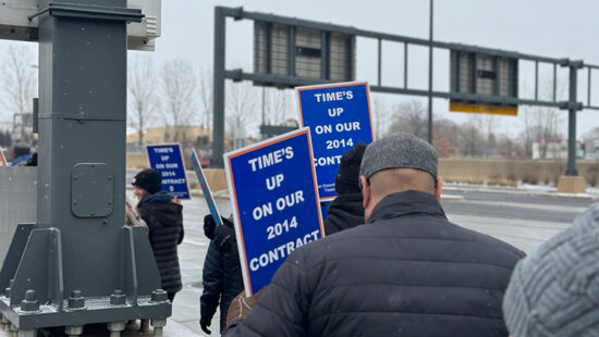 Sun Country Flight Attendants Picket for New Contract