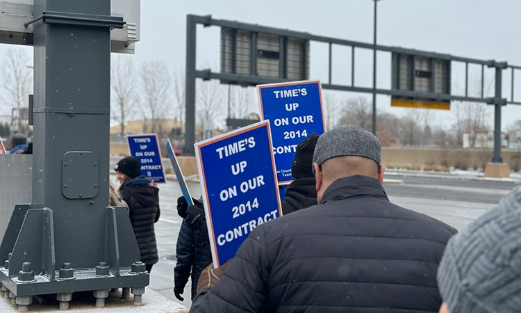 Sun Country Flight Attendants Picket for New Contract