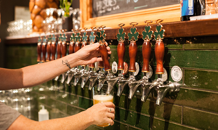 A Finnegans employee serving beer